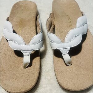 Vionic Size 9 White Leather Bella Braided Orthotic Flip Flop Sandals NWT Comfort